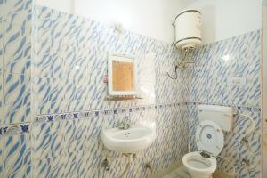 a bathroom with a sink and a toilet at backpacker's stop in Jagatsukh