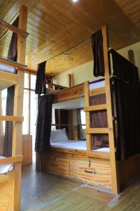 a bedroom with two bunk beds in a cabin at backpacker's stop in Jagatsukh