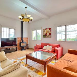 ein Wohnzimmer mit Sofa und Couchtisch in der Unterkunft Casa Eclipse in Benajarafe