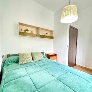 ein Schlafzimmer mit einem Bett mit grüner Bettdecke in der Unterkunft Casa Eclipse in Benajarafe + 37 Fotos