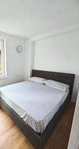 a bed in a room with a white wall at Bilo Giudici in Clusone