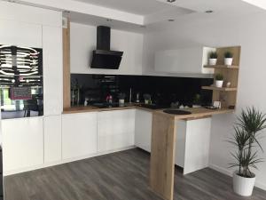 cocina con armarios blancos y encimera en Cztery Pory Roku, en Tychy