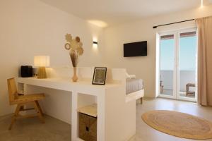 a room with a desk with a view of the ocean at Casa Nature Paestum in Capaccio-Paestum