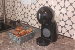 a blender on a counter next to a basket of food at Casa Ruby in Huércal-Overa