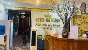 a room with a hotelitzitzkin sign on the wall at HOTTEL HÀ THÀNH in Hanoi