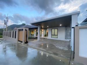 a modern house with a large driveway at The Casa Del Forest Ao-Nang in Ban Nong Thale