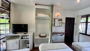 a room with a bedroom with a tv and a bed at Suan Bankrut Beach Resort in Ban Krut