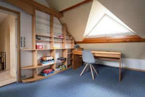 a room with a desk and a window and a chair at Maison Le Reflet de Marne - Welkeys in Vaires-sur-Marne
