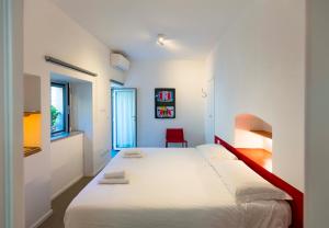 a bedroom with a large white bed in a room at CasaCirio Agriturismo in Rialto