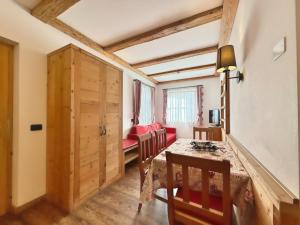 a kitchen and dining room with a table and chairs at Cesa Dolomia Apartments in Canazei