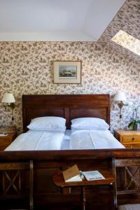 a bedroom with a bed and a picture on the wall at Hotel Frederiksminde in Præstø