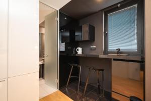 eine Küche mit Arbeitsplatte, Spüle und Fenster in der Unterkunft Unique Integrated Hotel in Zadar + 37 Fotos