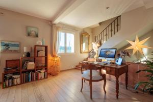 a room with a desk with a computer on it at Maison Flammarion - Welkeys in Avignon
