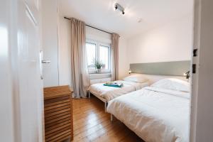 a bedroom with two beds and a window at Gemütliches Nest in Rinkerode in Drensteinfurt