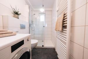 a white bathroom with a toilet and a shower at Gemütliches Nest in Rinkerode in Drensteinfurt +43 photos