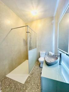 a bathroom with a shower and a toilet and a sink at Villa Hyper Centre Le Blanc Type Hotel Entrée Autonome Spa et Nuit en brenne in Le Blanc +95 photos