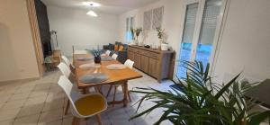 a dining room table and chairs in a room at Maison familiale tout équipée in Dunes +44 photos