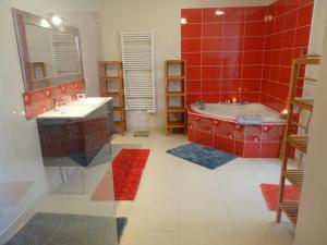 a bathroom with two sinks and a tub and a mirror at Le clos mélior in Lusignan