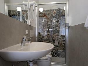 ein Badezimmer mit Waschbecken, Toilette und Dusche in der Unterkunft Hotel Piccolo in Verona + 68 Fotos