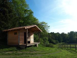 a small cabin in the middle of a field at Les saules in Persac