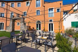 a patio with tables and chairs in front of a building at CasaCirio Agriturismo in Rialto