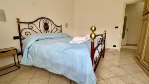 a bedroom with a large bed with blue sheets at Garage Privato Elegante Bilocale in Alassio
