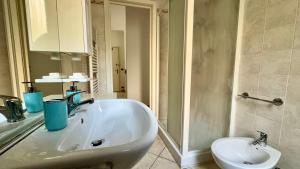a bathroom with a sink and a toilet at Garage Privato Elegante Bilocale in Alassio +15 photos