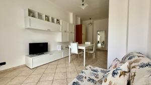 a living room with a couch and a table at Garage Privato Elegante Bilocale in Alassio