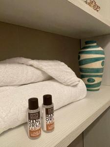 a shelf with two spices and a vase on it at Aleroom25 in Bari +2 photos