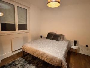 a bedroom with a bed and a window at Refuge Éclatant Paray 4 couchages in Paray-le-Monial