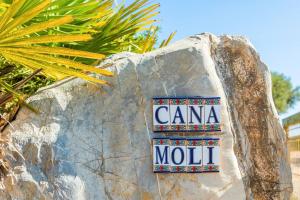 a sign on the side of a rock at Ca na Moli in Artá