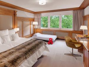 ein Schlafzimmer mit einem großen Bett und einem roten Teddybär in der Unterkunft Hotel Central in Hof + 56 Fotos