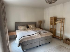 a bedroom with a large bed in a room at vakantie appartement D'vine in Valkenburg