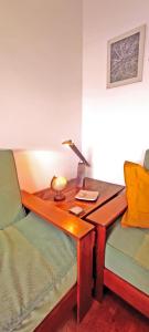 a wooden table with a lamp and a desk with two chairs at Gulbenkian 39 in Vila Nova de Gaia
