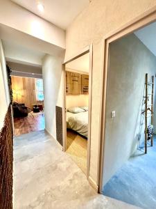 a room with a bedroom with a bed and a mirror at Le Safari - Montélimar in Montélimar