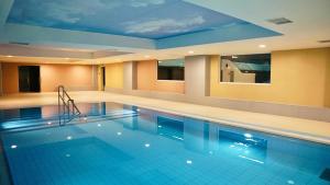 ein großer Swimmingpool in einem Hotel in der Unterkunft Equicor in Lwiw