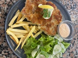 ein Teller mit Essen mit Pommes Frites und einem Salat in der Unterkunft Maykenn Beach-Cafe-Bar and Restaurant in Ocoy