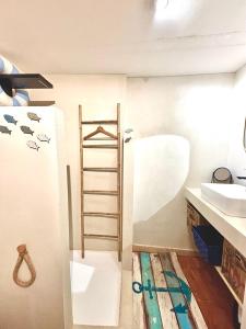 a bathroom with a ladder next to a sink at Le Gouvernail - Montélimar in Montélimar