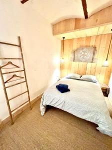 a bedroom with a bed with a wooden wall at Le Gouvernail - Montélimar in Montélimar
