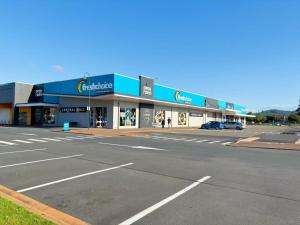 an empty parking lot in front of a store at Kerry's Motel in Rotorua +10 photos