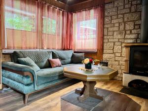 a living room with a couch and a coffee table at Norwegisches Holzhaus in Neuruppin