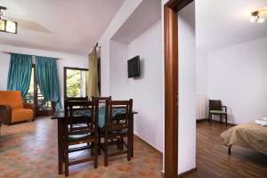 Μια τηλεόραση ή/και κέντρο ψυχαγωγίας στο Menir Luxury Apartments 