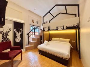 a bedroom with a large bed and a stair case at Star Mews Hotel Changkat Bukit Bintang in Kuala Lumpur +25 photos