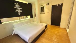 a bedroom with a large white bed in a room at Star Mews Hotel Changkat Bukit Bintang in Kuala Lumpur