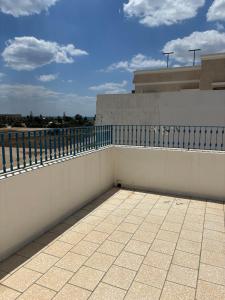 a balcony with a fence on top of a building at Cosy Apparemment in Nabeul