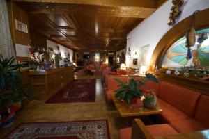 Ruang duduk di Hotel Alpi