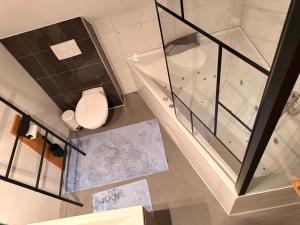 a bathroom with a toilet and a glass shower at Gemütliche Doppelhaushälfte mit Garten und Sauna in Frechen +41 photos