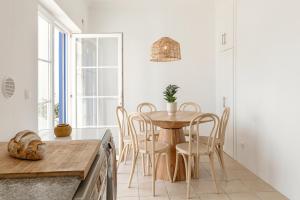 a kitchen with a table and chairs in a room at Casa da Shaka Baleal in Ferrel