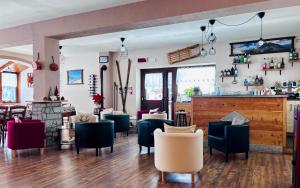 a restaurant with chairs and tables and a bar at Hotel Piccolo Chalet in Claviere