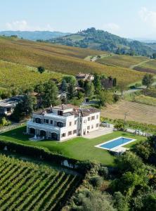 an aerial view of a house in a vineyard at Villa Chloé Boutique Wine Relais in Montecalvo Versiggia